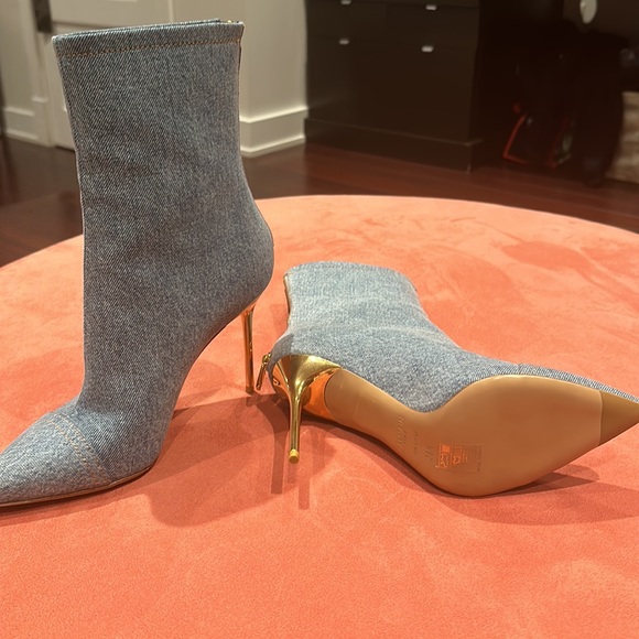 Selling brand new Balmain high heeled denim bootees with gold heel in size 36.5 - Picture 2 of 4